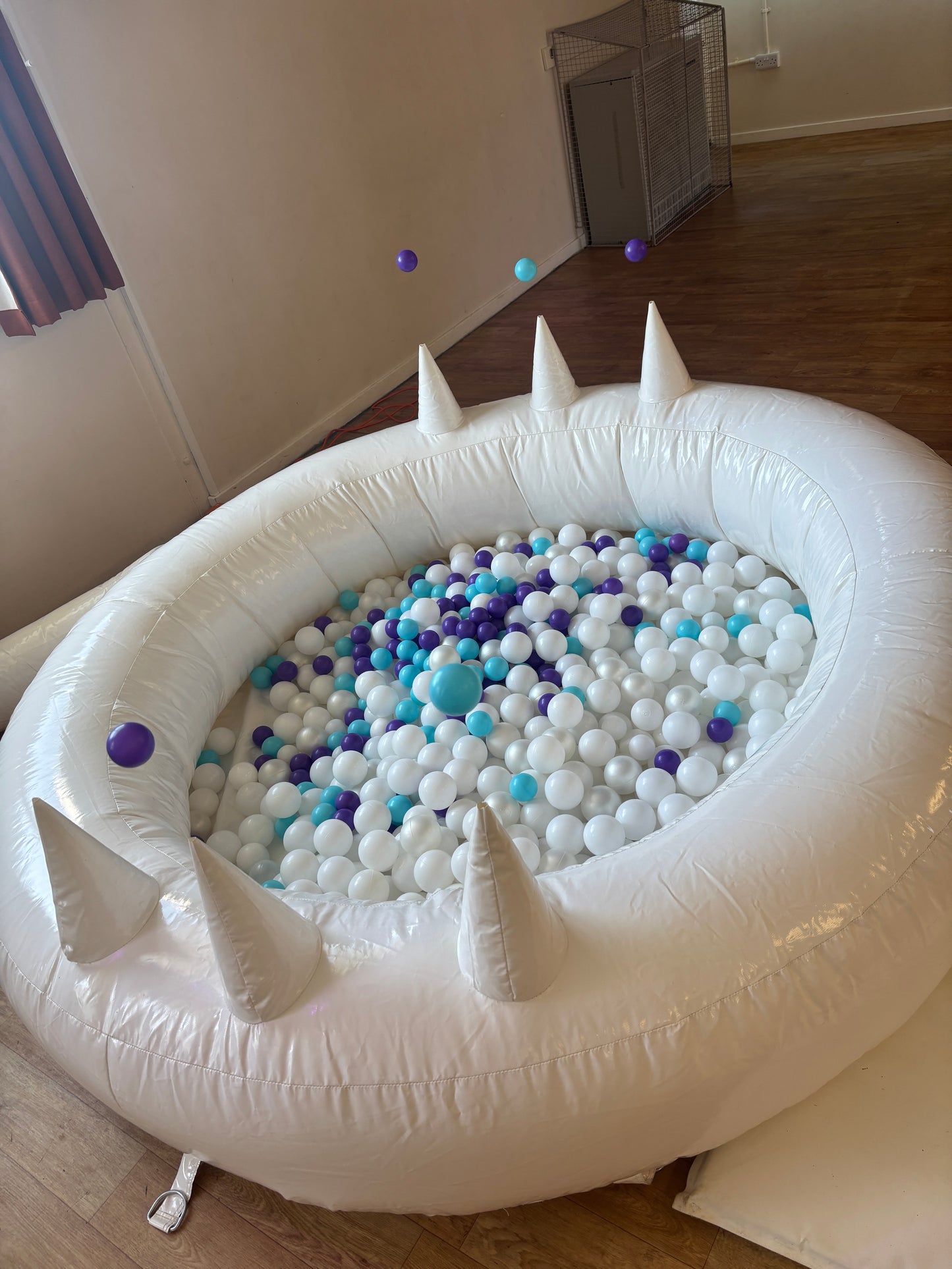 Inflatable ball pit