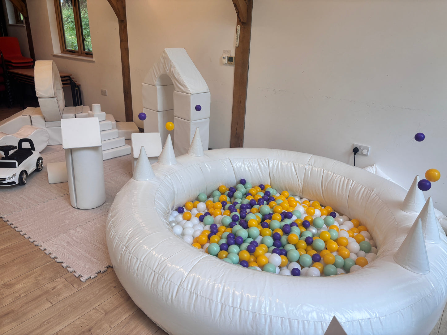 Inflatable ball pit