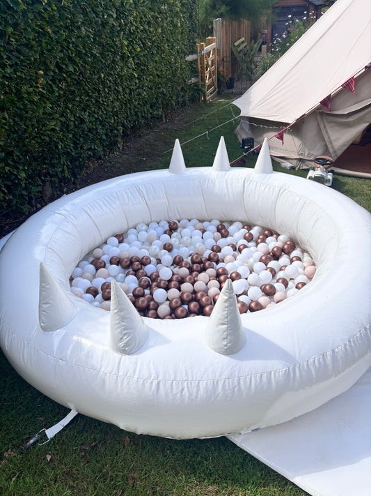 Inflatable ball pit
